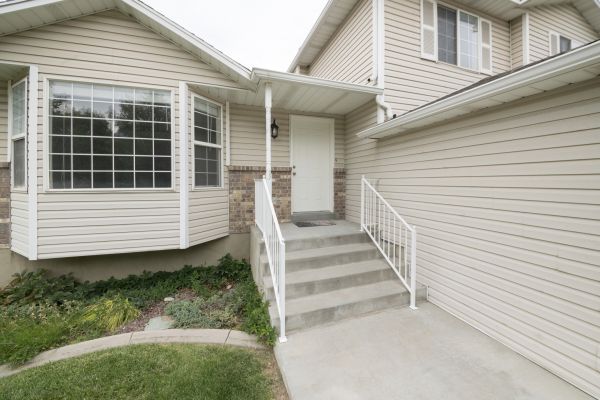 Cost of White Vinyl Siding Replacement in Richmond